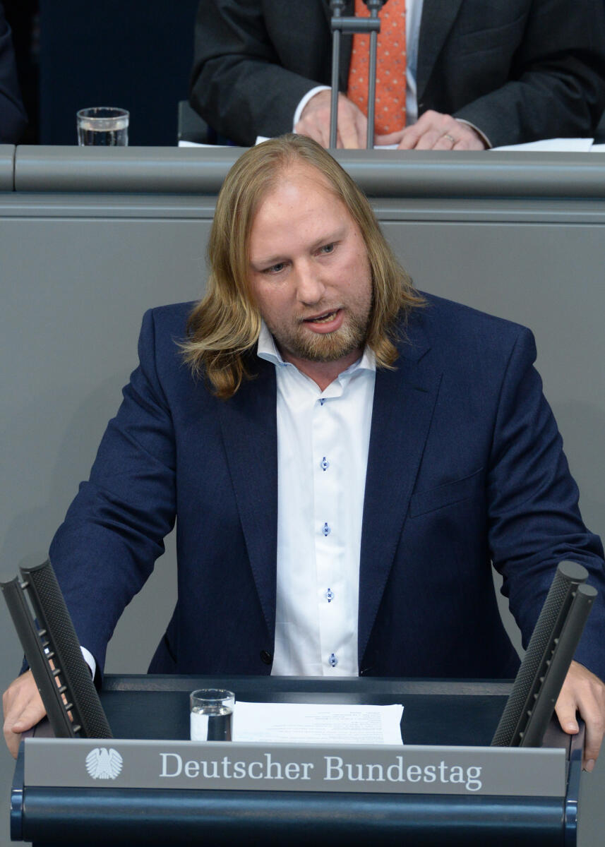 Anton Hofreiter, Bündnis 90/Die Grünen, Bundestagsabgeordneter, Abgeordneter, Mitglied des Deutschen Bundestages, MdB, Rede, Deutscher Bundestag, 14. Sitzung, Top 3, Thema: Regierungserklärung zur Sozialen Marktwirtschaft heute und Aussprache, Redner 4.; Rednerpult. Hofreiter, Anton Anton Hofreiter, Bündnis 90/Die Grünen, Bundestagsabgeordneter, Abgeordneter, Mitglied des Deutschen Bundestages, MdB, Rede, Deutscher Bundestag, 14. Sitzung, Top 3, Thema: Regierungserklärung zur Sozialen Marktwirtschaft heute und Aussprache, Redner 4.; Rednerpult.
