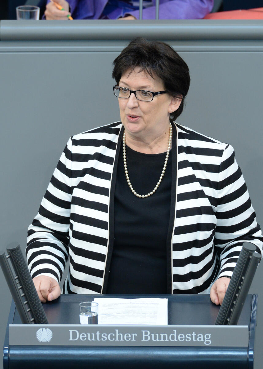 Barbara Lanzinger, CDU/CSU, Bundestagsabgeordnete, Abgeordnete, Mitglied des Deutschen Bundestages, MdB, Rede, Deutscher Bundestag, 36. Sitzung, Top 4, Thema: Freihandelsabkommen, Redner 9.; Rednerpult. Lanzinger, Barbara Barbara Lanzinger, CDU/CSU, Bundestagsabgeordnete, Abgeordnete, Mitglied des Deutschen Bundestages, MdB, Rede, Deutscher Bundestag, 36. Sitzung, Top 4, Thema: Freihandelsabkommen, Redner 9.; Rednerpult.