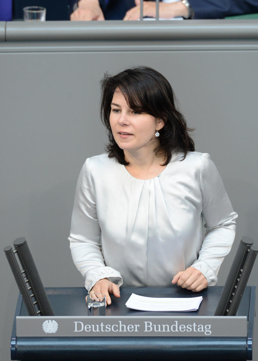 Annalena Baerbock, Bündnis 90/Die Grünen, Bundestagsabgeordnete, Abgeordnete, Mitglied des Deutschen Bundestages, MdB, Rede, Deutscher Bundestag, 33. Sitzung, Top 5, Thema: Soziales Europa, Redner 8.; Rednerpult. Baerbock, Annalena Annalena Baerbock, Bündnis 90/Die Grünen, Bundestagsabgeordnete, Abgeordnete, Mitglied des Deutschen Bundestages, MdB, Rede, Deutscher Bundestag, 33. Sitzung, Top 5, Thema: Soziales Europa, Redner 8.; Rednerpult.