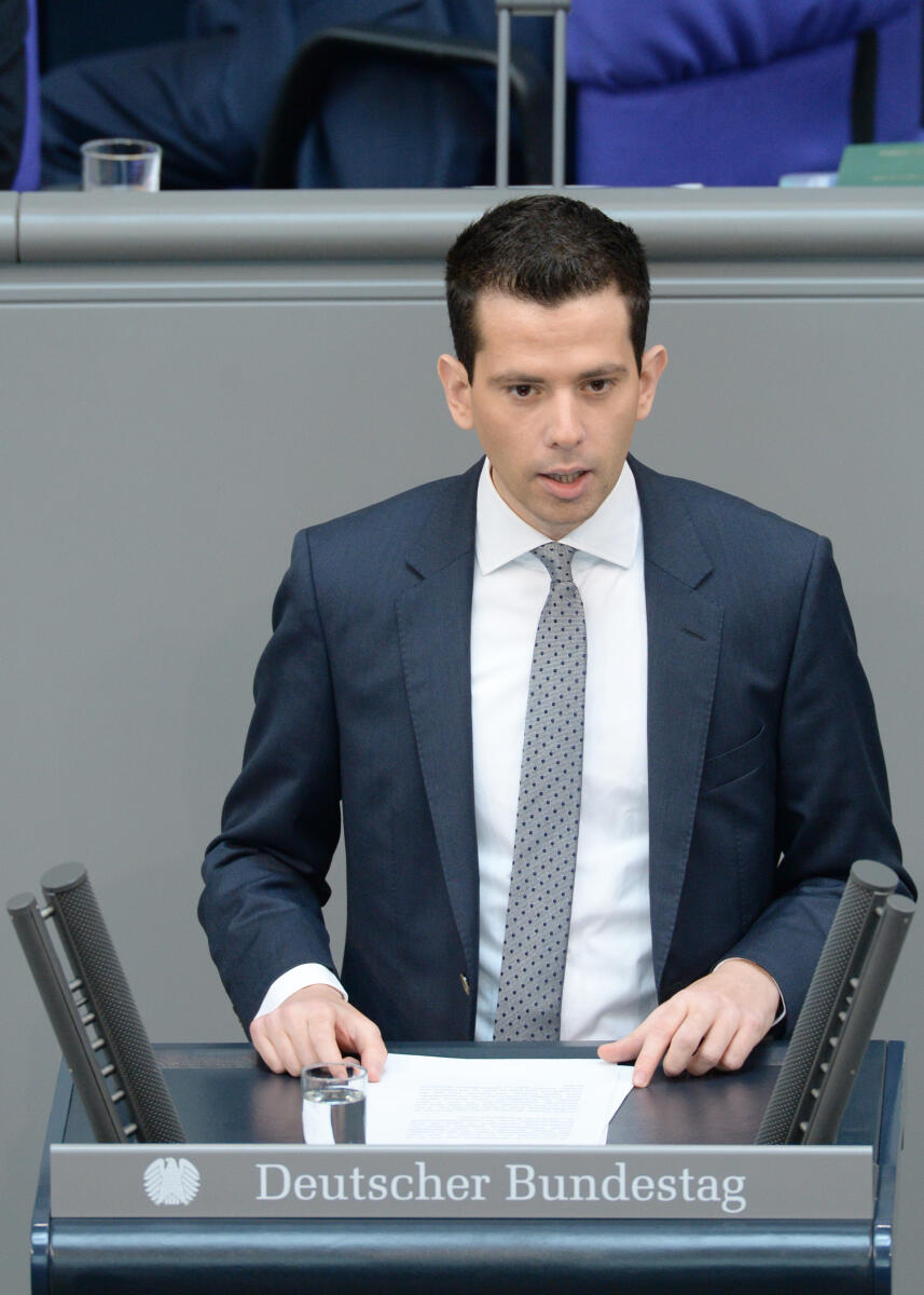 Dr. Martin Pätzold, CDU/CSU, Bundestagsabgeordneter, Abgeordneter, Mitglied des Deutschen Bundestages, MdB, Rede, Deutscher Bundestag, 33. Sitzung, Top 5, Thema: Soziales Europa, Redner 5.; Rednerpult. Pätzold, Martin Dr. Martin Pätzold, CDU/CSU, Bundestagsabgeordneter, Abgeordneter, Mitglied des Deutschen Bundestages, MdB, Rede, Deutscher Bundestag, 33. Sitzung, Top 5, Thema: Soziales Europa, Redner 5.; Rednerpult.