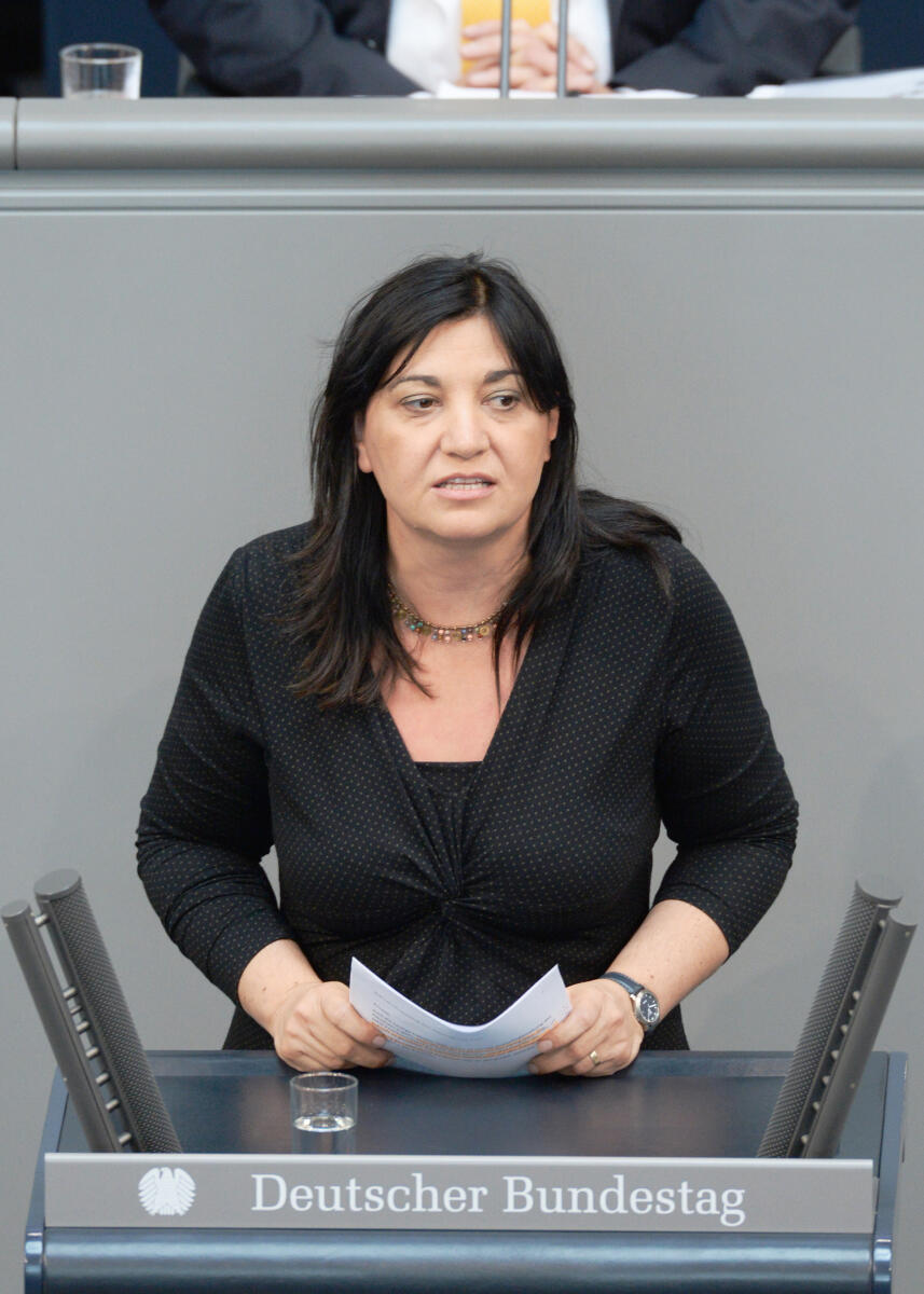 Ekin Deligöz, Bündnis 90/Die Grünen, Bundestagsabgeordnete, Abgeordnete, Mitglied des Deutschen Bundestages, MdB, Rede, Deutscher Bundestag, 41. Sitzung, Epl 01 Bundespräsident, Epl 02 Bundestag, Epl 03 Bundesrat, Thema: Haushaltsgesetz 2014, Redner 8.; Rednerpult. Deligöz, Ekin Ekin Deligöz, Bündnis 90/Die Grünen, Bundestagsabgeordnete, Abgeordnete, Mitglied des Deutschen Bundestages, MdB, Rede, Deutscher Bundestag, 41. Sitzung, Epl 01 Bundespräsident, Epl 02 Bundestag, Epl 03 Bundesrat, Thema: Haushaltsgesetz 2014, Redner 8.; Rednerpult.
