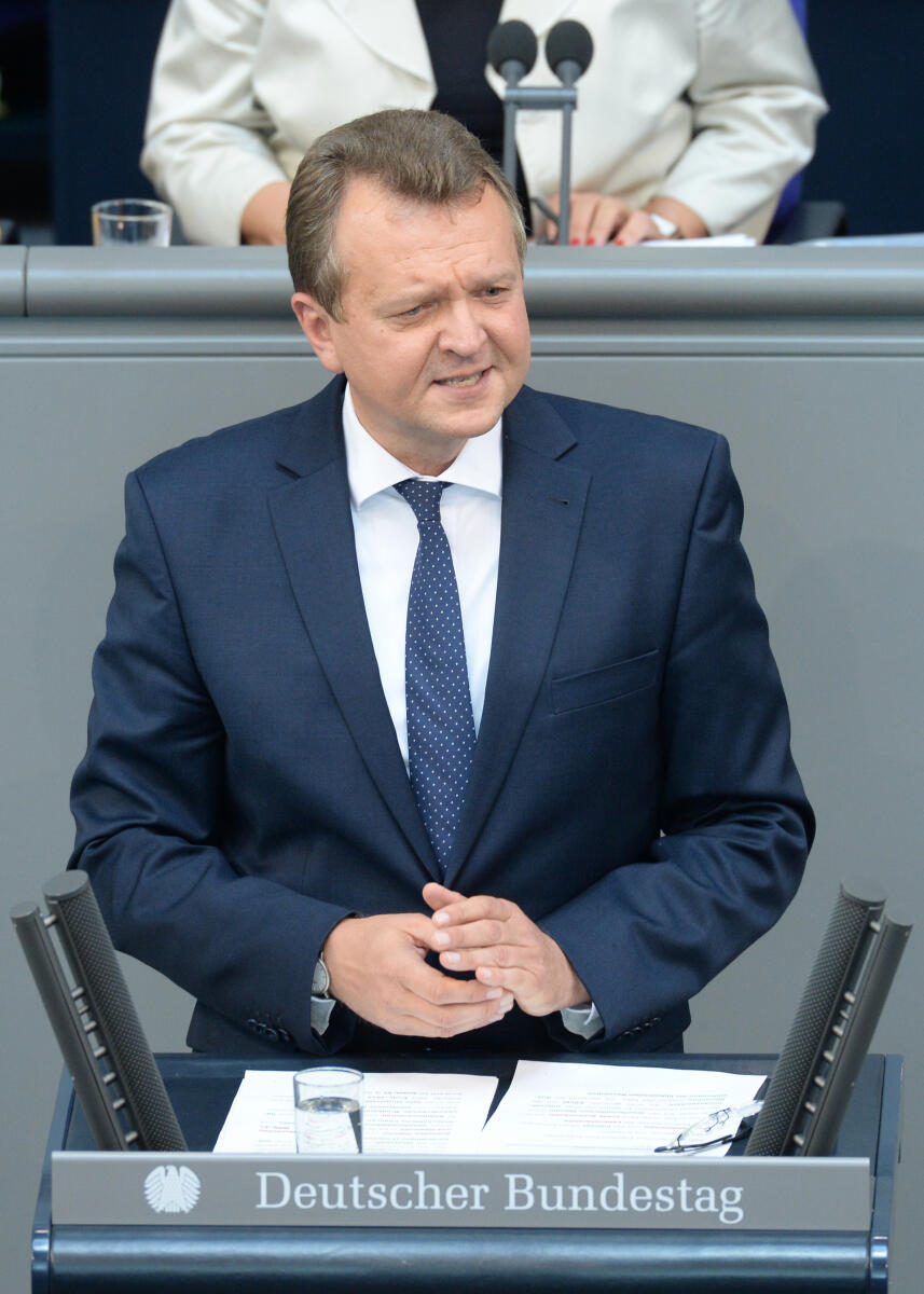 Martin Dörmann, SPD, Bundestagsabgeordneter, Abgeordneter, Mitglied des Deutschen Bundestages, MdB, Rede, Deutscher Bundestag, 46. Sitzung, Top 5, Thema: Ausbau des schnellen Internets, Redner 3.; Rednerpult. Dörmann, Martin Martin Dörmann, SPD, Bundestagsabgeordneter, Abgeordneter, Mitglied des Deutschen Bundestages, MdB, Rede, Deutscher Bundestag, 46. Sitzung, Top 5, Thema: Ausbau des schnellen Internets, Redner 3.; Rednerpult.