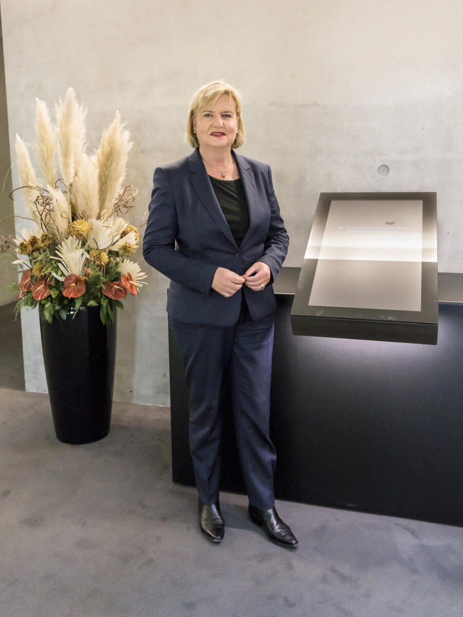 Die Wehrbeauftrage Dr. Eva Högl, nutzt das digitale Gedenkbuch für die im Auslandseinsatz verstorbenen Angehörigen der Bundeswehr. Högl, Eva Die Wehrbeauftrage Dr. Eva Högl, nutzt das digitale Gedenkbuch für die im Auslandseinsatz verstorbenen Angehörigen der Bundeswehr.