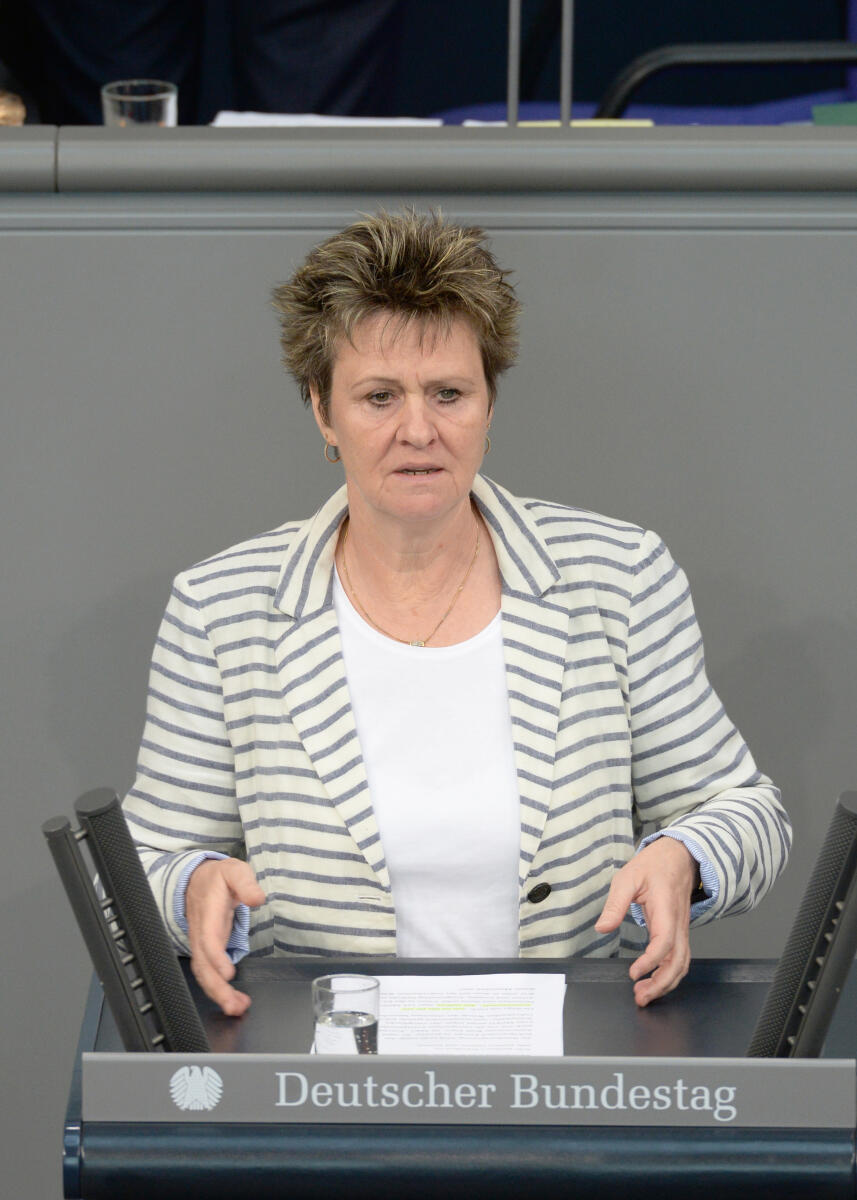 Sabine Zimmermann, DIE LINKE, Bundestagsabgeordnete, Abgeordnete, Mitglied des Deutschen Bundestages, MdB, Rede, Deutscher Bundestag, 33. Sitzung, Top 5, Thema: Soziales Europa, Redner 1.; Rednerpult. Zimmermann, Sabine Sabine Zimmermann, DIE LINKE, Bundestagsabgeordnete, Abgeordnete, Mitglied des Deutschen Bundestages, MdB, Rede, Deutscher Bundestag, 33. Sitzung, Top 5, Thema: Soziales Europa, Redner 1.; Rednerpult.