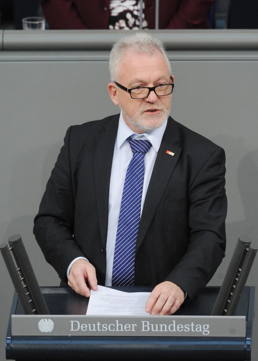 Wolfgang Hellmich, SPD, Bundestagsabgeordneter, Abgeordneter, Mitglied des Deutschen Bundestages, MdB, Rede, Deutscher Bundestag, 5. Sitzung, Top 5, Thema: Europäischer Rat, Redner 13.; Rednerpult. Hellmich, Wolfgang Wolfgang Hellmich, SPD, Bundestagsabgeordneter, Abgeordneter, Mitglied des Deutschen Bundestages, MdB, Rede, Deutscher Bundestag, 5. Sitzung, Top 5, Thema: Europäischer Rat, Redner 13.; Rednerpult.
