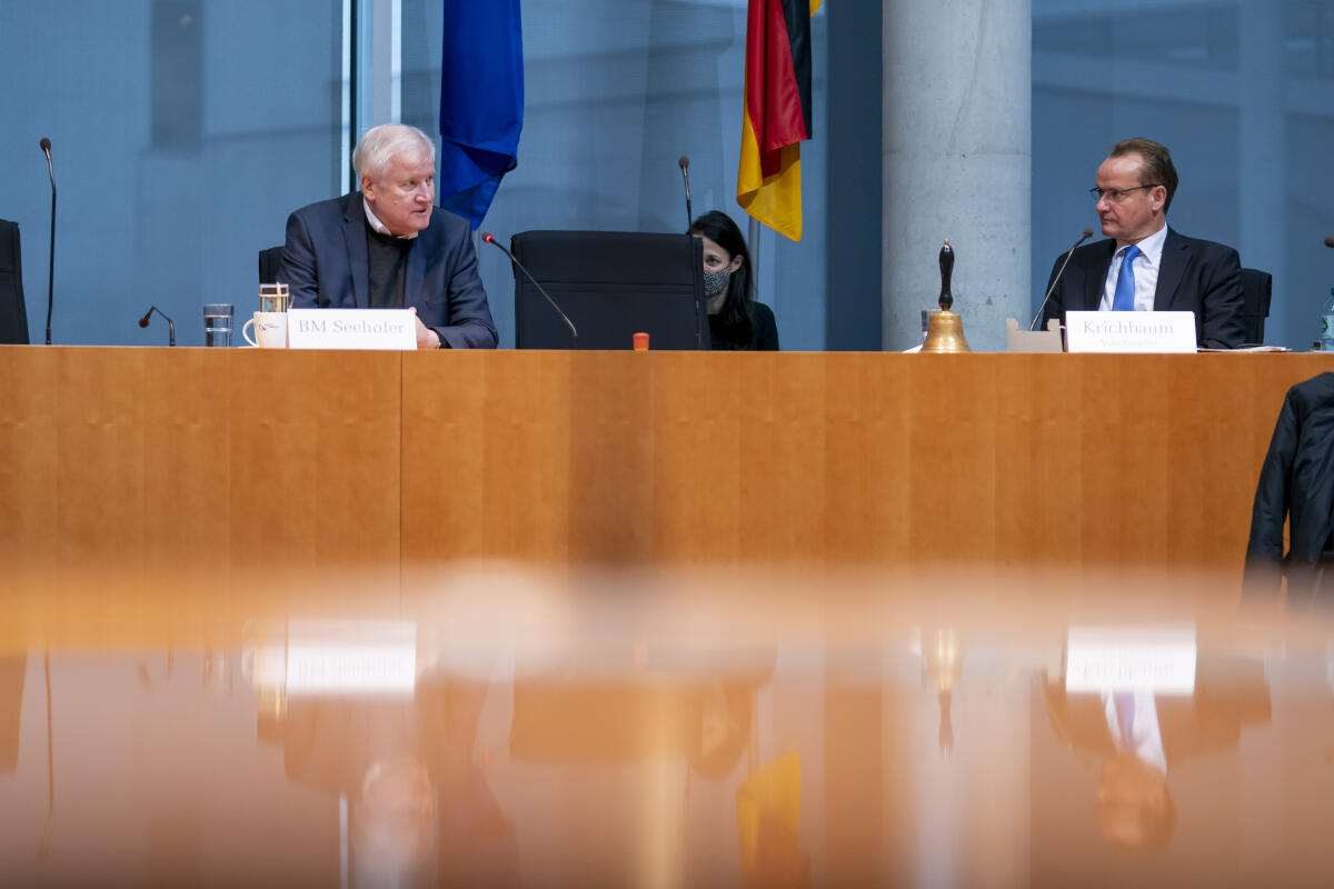 Gunther Krichbaum (r), CDU/CSU, MdB, Vorsitzender des Europaausschusses bei einer Ausschusssitzung, an der Bundesinnenminister Horst Seehofer (l), CSU, teilnimmt. Krichbaum, Gunther; Seehofer, Horst Gunther Krichbaum (r), CDU/CSU, MdB, Vorsitzender des Europaausschusses bei einer Ausschusssitzung, an der Bundesinnenminister Horst Seehofer (l), CSU, teilnimmt.