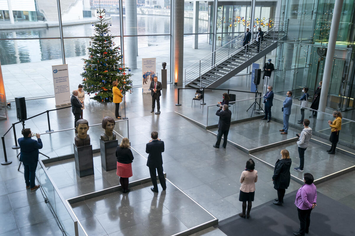 Übergabe des Weihnachtsbaumes der Lebenshilfe Bremerhaven. Übergabe des Weihnachtsbaumes der Lebenshilfe Bremerhaven.