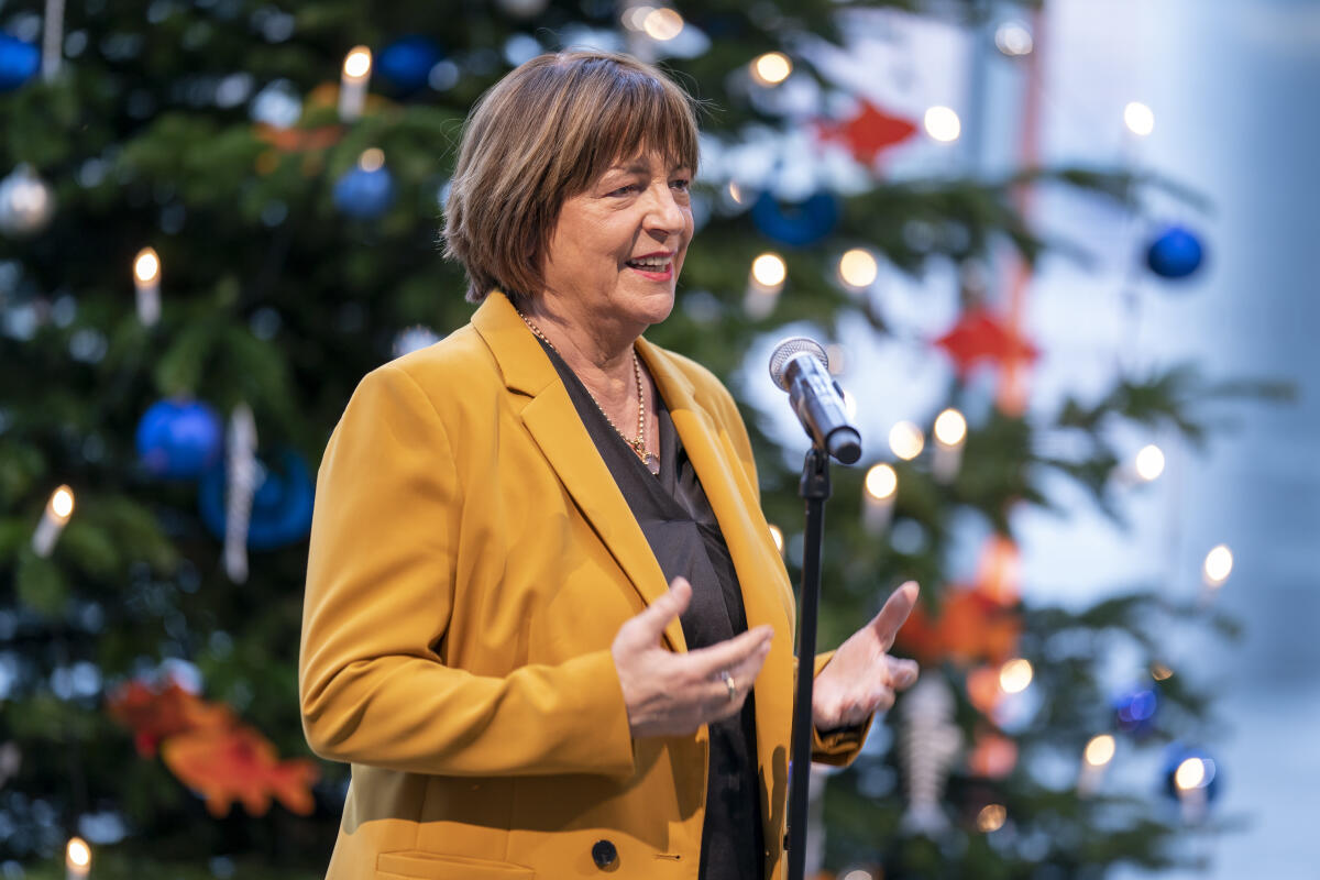 Ulla Schmidt, SPD, MdB, bei der Übergabe des Weihnachtsbaumes der Lebenshilfe Bremerhaven. Schmidt, Ulla Ulla Schmidt, SPD, MdB, bei der Übergabe des Weihnachtsbaumes der Lebenshilfe Bremerhaven.
