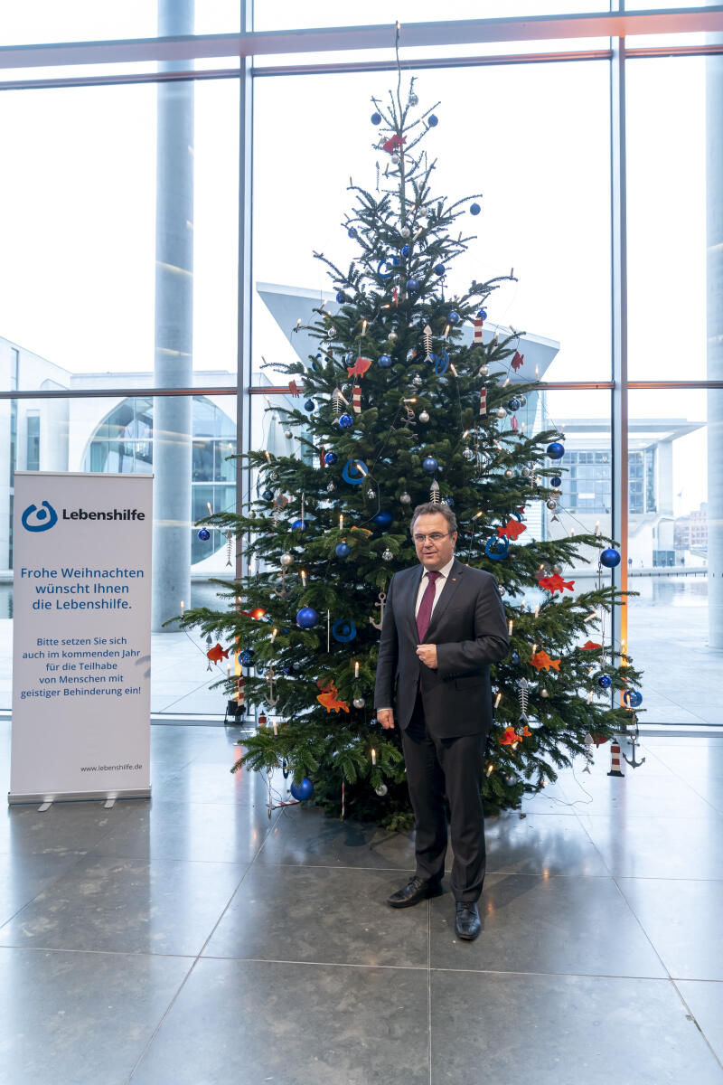 Vizepräsident Hans-Peter Friedrich, CDU/CSU, MdB, bei der Übergabe des Weihnachtsbaumes der Lebenshilfe Bremerhaven. Friedrich, Hans-Peter Vizepräsident Hans-Peter Friedrich, CDU/CSU, MdB, bei der Übergabe des Weihnachtsbaumes der Lebenshilfe Bremerhaven.