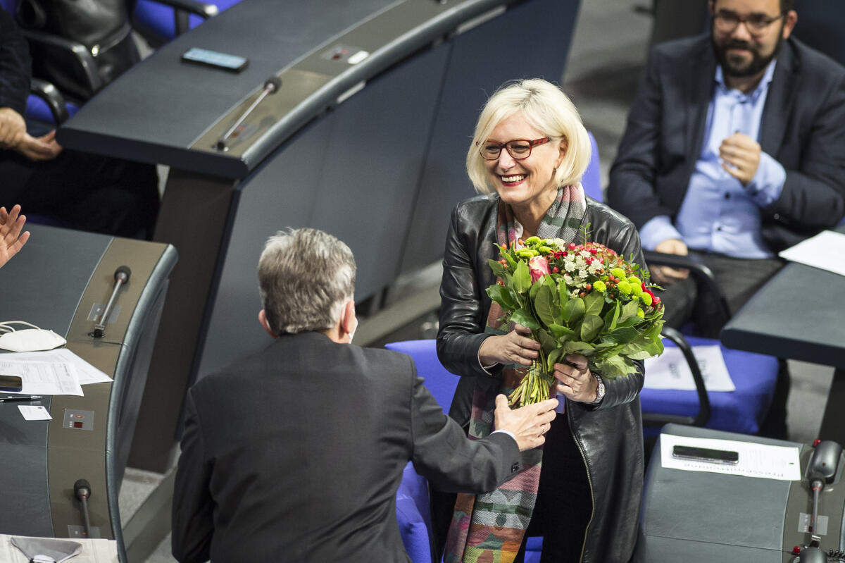 Dagmar Ziegler (m), SPD, MdB, wird zur Vizepräsidentin des Deutschen Bundestages gewählt - der Fraktionsvorsitzende der SPD, Rolf Mützenich überreicht ihr Blumen. Ziegler, Dagmar Dagmar Ziegler (m), SPD, MdB, wird zur Vizepräsidentin des Deutschen Bundestages gewählt - der Fraktionsvorsitzende der SPD, Rolf Mützenich überreicht ihr Blumen.