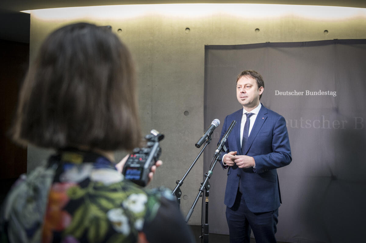 Zeugenanhörung von Mitarbeitern von Wirtschaftsprüfungsgesellschaften im 3. Untersuchungsausschuss (Wirecard) im Paul-Löbe-Haus: Dr. Jens Zimmermann, SPD, MdB, gibt ein Pressestatement. Zimmermann, Jens Zeugenanhörung von Mitarbeitern von Wirtschaftsprüfungsgesellschaften im 3. Untersuchungsausschuss (Wirecard) im Paul-Löbe-Haus: Dr. Jens Zimmermann, SPD, MdB, gibt ein Pressestatement.