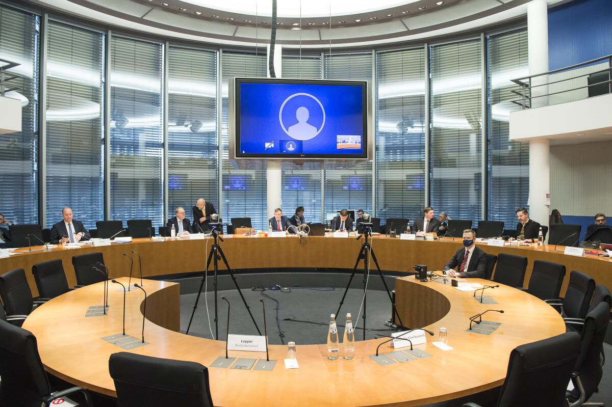 Zeugenanhörung von Mitarbeitern von Wirtschaftsprüfungsgesellschaften im 3. Untersuchungsausschuss (Wirecard) im Paul-Löbe-Haus: Blick in den Sitzungssaal. Zeugenanhörung von Mitarbeitern von Wirtschaftsprüfungsgesellschaften im 3. Untersuchungsausschuss (Wirecard) im Paul-Löbe-Haus: Blick in den Sitzungssaal.