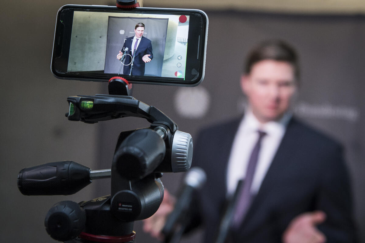 Zeugenanhörung von Mitarbeitern von Wirtschaftsprüfungsgesellschaften im 3. Untersuchungsausschuss (Wirecard) im Paul-Löbe-Haus: Dr. Florian Tonca, FDP, MdB, gibt ein Pressestatement. Toncar, Florian Zeugenanhörung von Mitarbeitern von Wirtschaftsprüfungsgesellschaften im 3. Untersuchungsausschuss (Wirecard) im Paul-Löbe-Haus: Dr. Florian Tonca, FDP, MdB, gibt ein Pressestatement.