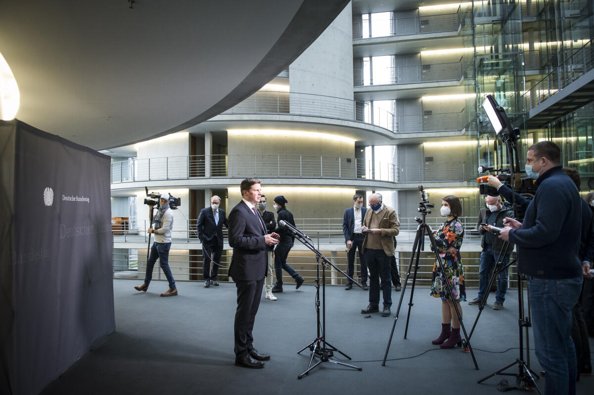 Zeugenanhörung von Mitarbeitern von Wirtschaftsprüfungsgesellschaften im 3. Untersuchungsausschuss (Wirecard) im Paul-Löbe-Haus: Dr. Florian Tonca, FDP, MdB, gibt ein Pressestatement. Toncar, Florian Zeugenanhörung von Mitarbeitern von Wirtschaftsprüfungsgesellschaften im 3. Untersuchungsausschuss (Wirecard) im Paul-Löbe-Haus: Dr. Florian Tonca, FDP, MdB, gibt ein Pressestatement.