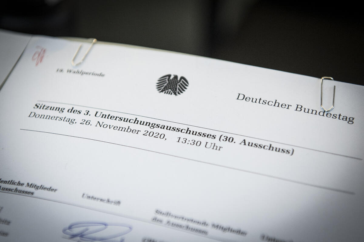 Zeugenanhörung von Mitarbeitern von Wirtschaftsprüfungsgesellschaften im 3. Untersuchungsausschuss (Wirecard) im Paul-Löbe-Haus: Listen. Zeugenanhörung von Mitarbeitern von Wirtschaftsprüfungsgesellschaften im 3. Untersuchungsausschuss (Wirecard) im Paul-Löbe-Haus: Listen.