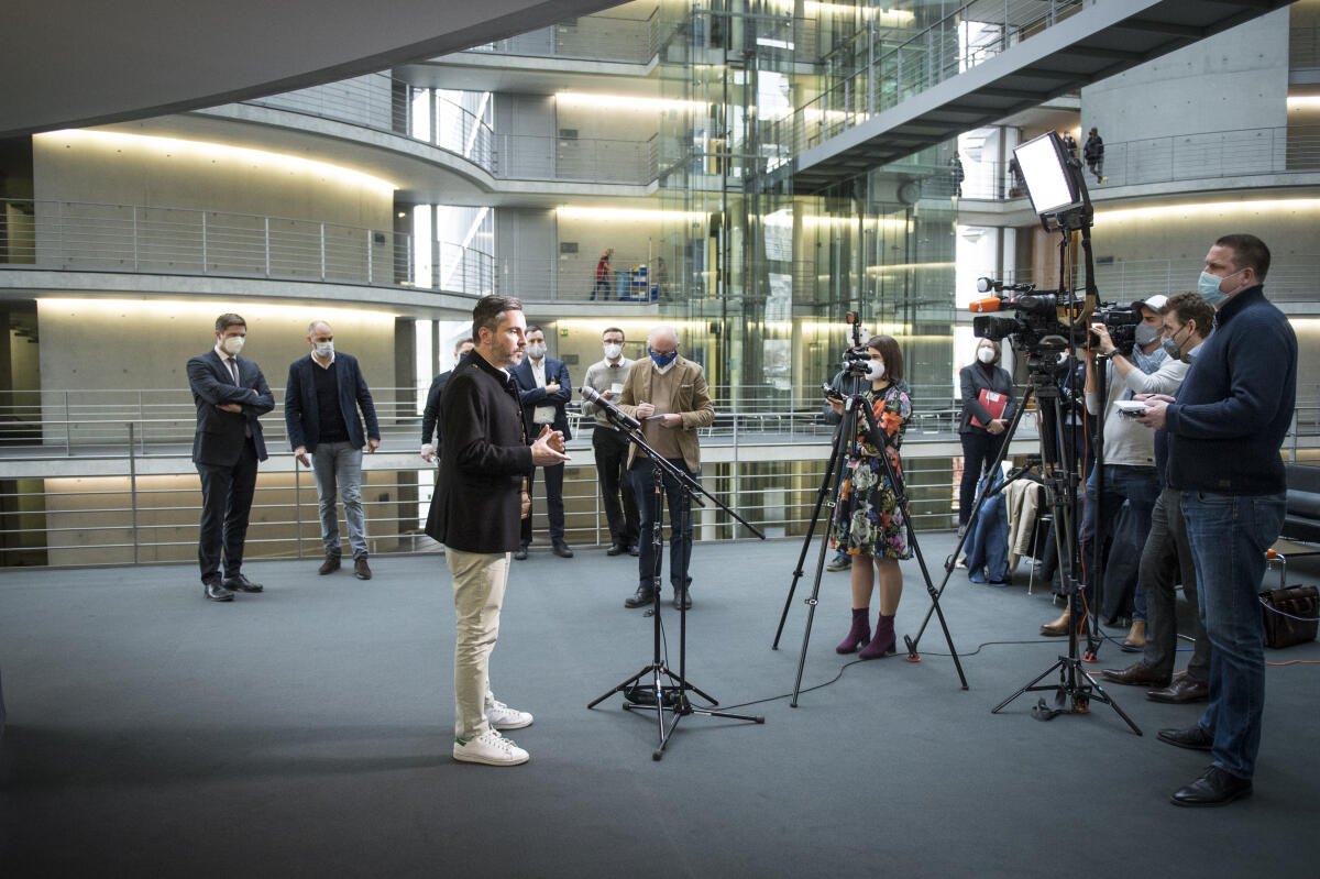 Zeugenanhörung von Mitarbeitern von Wirtschaftsprüfungsgesellschaften im 3. Untersuchungsausschuss (Wirecard) im Paul-Löbe-Haus: Fabio De Masi, Die Linke, MdB, gibt ein Pressestatement. De Masi, Fabio Zeugenanhörung von Mitarbeitern von Wirtschaftsprüfungsgesellschaften im 3. Untersuchungsausschuss (Wirecard) im Paul-Löbe-Haus: Fabio De Masi, Die Linke, MdB, gibt ein Pressestatement.