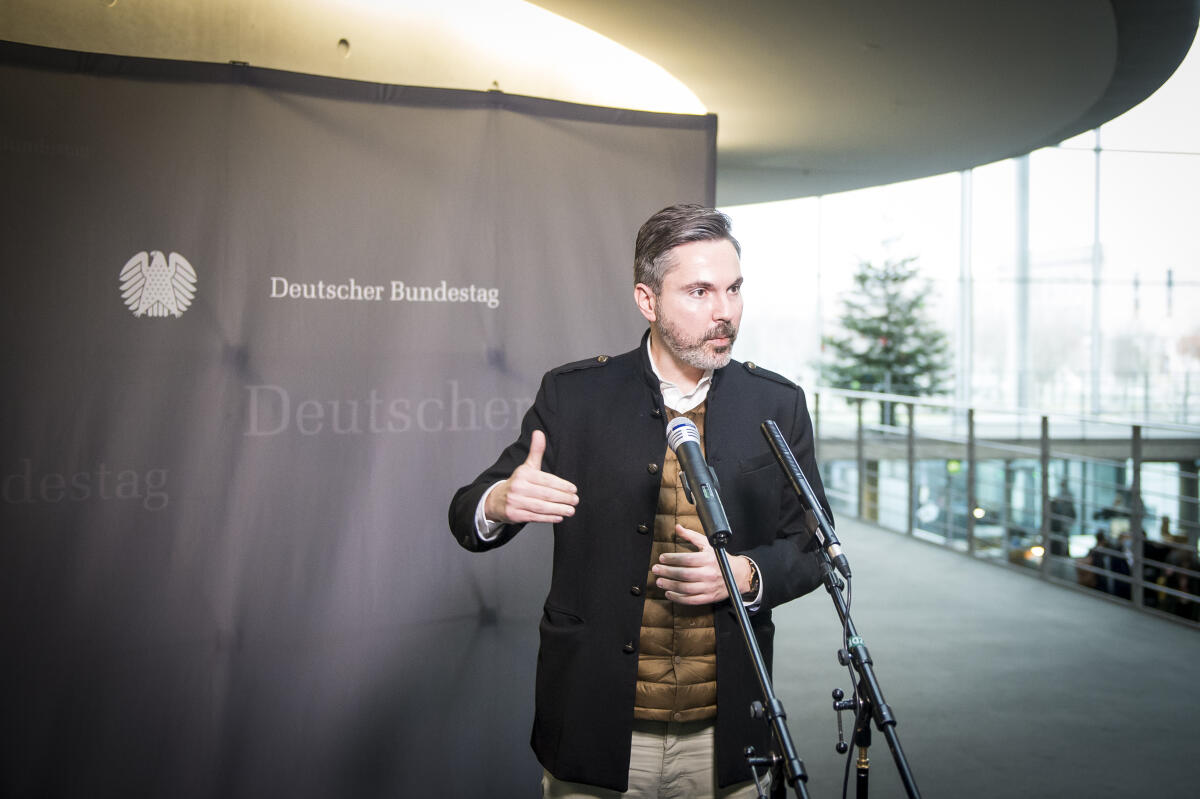 Zeugenanhörung von Mitarbeitern von Wirtschaftsprüfungsgesellschaften im 3. Untersuchungsausschuss (Wirecard) im Paul-Löbe-Haus: Fabio De Masi, Die Linke, MdB, gibt ein Pressestatement. De Masi, Fabio Zeugenanhörung von Mitarbeitern von Wirtschaftsprüfungsgesellschaften im 3. Untersuchungsausschuss (Wirecard) im Paul-Löbe-Haus: Fabio De Masi, Die Linke, MdB, gibt ein Pressestatement.