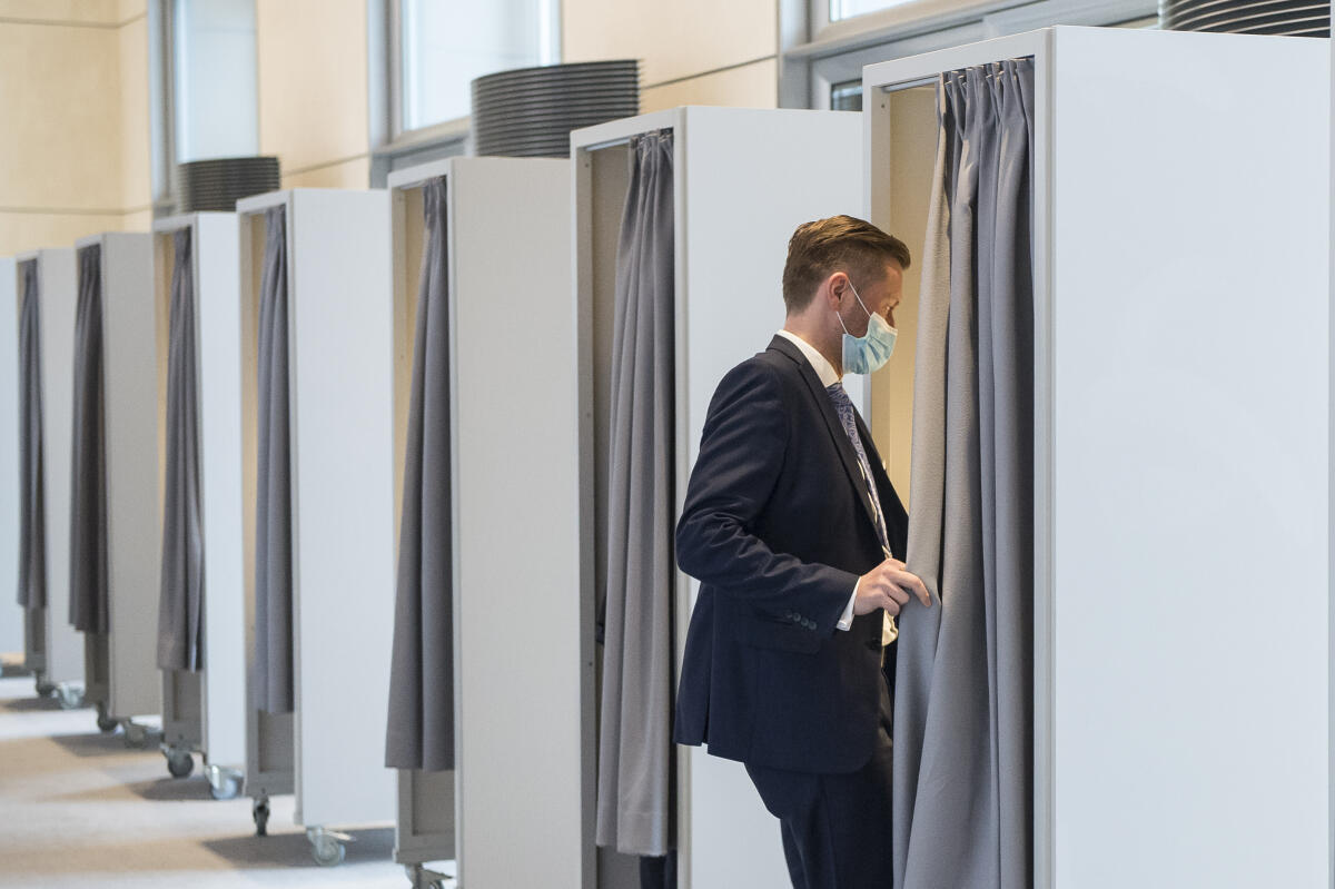 Wahl zur Vizepräsidentin des Deutschen Bundestages - Dagmar Ziegler, SPD, MdB, steht zur Wahl. Aufgrund der Covid-19-Pandemie findet die Wahl in der Abgeordnetenlobby des Reichstagsgebäudes statt. Wahl zur Vizepräsidentin des Deutschen Bundestages - Dagmar Ziegler, SPD, MdB, steht zur Wahl. Aufgrund der Covid-19-Pandemie findet die Wahl in der Abgeordnetenlobby des Reichstagsgebäudes statt.