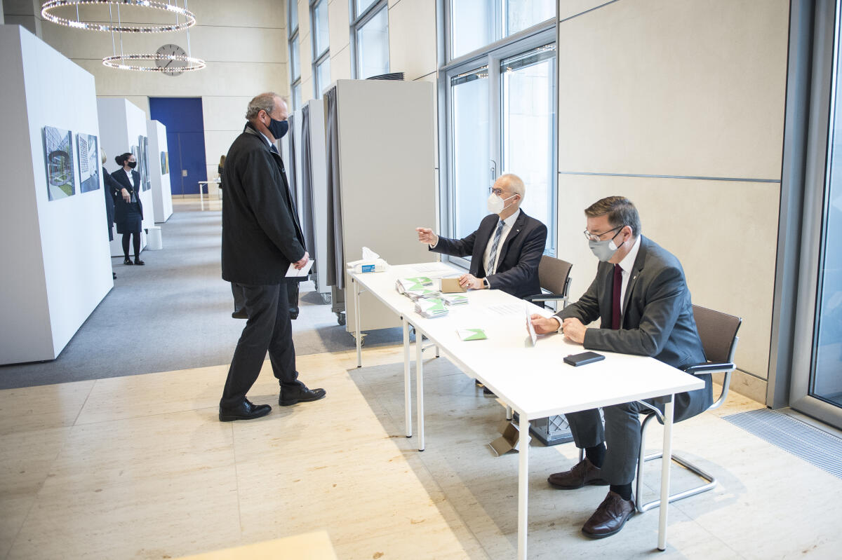 Wahl zur Vizepräsidentin des Deutschen Bundestages - Dagmar Ziegler, SPD, MdB, steht zur Wahl. Aufgrund der Covid-19-Pandemie findet die Wahl in der Abgeordnetenlobby des Reichstagsgebäudes statt. Wahl zur Vizepräsidentin des Deutschen Bundestages - Dagmar Ziegler, SPD, MdB, steht zur Wahl. Aufgrund der Covid-19-Pandemie findet die Wahl in der Abgeordnetenlobby des Reichstagsgebäudes statt.