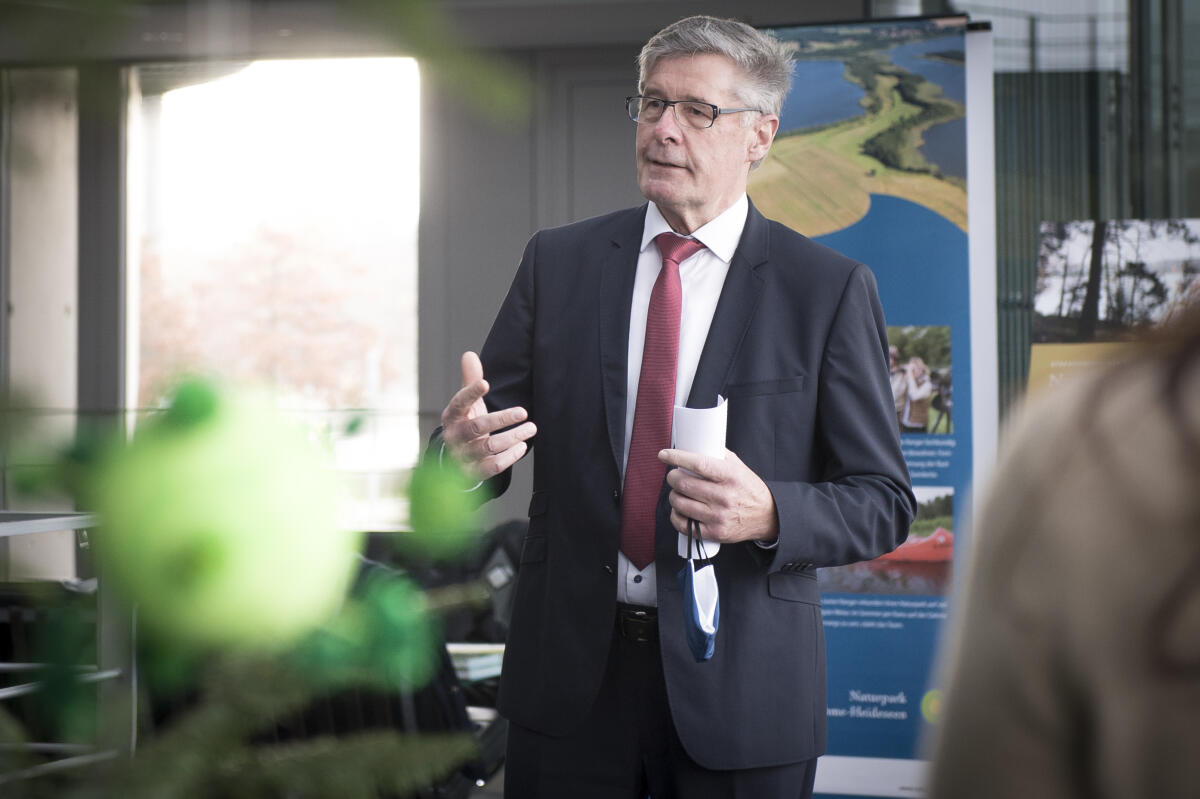 Übergabe des Weihnachtsbaums aus dem Naturpark Dahme-Heideseen an Vizepräsident Wolfgang Kubicki: Präsident des Verbandes Deutscher Naturparke (VDN), Friedel Heuwinkel im Paul-Löbe-Haus. Übergabe des Weihnachtsbaums aus dem Naturpark Dahme-Heideseen an Vizepräsident Wolfgang Kubicki: Präsident des Verbandes Deutscher Naturparke (VDN), Friedel Heuwinkel im Paul-Löbe-Haus.