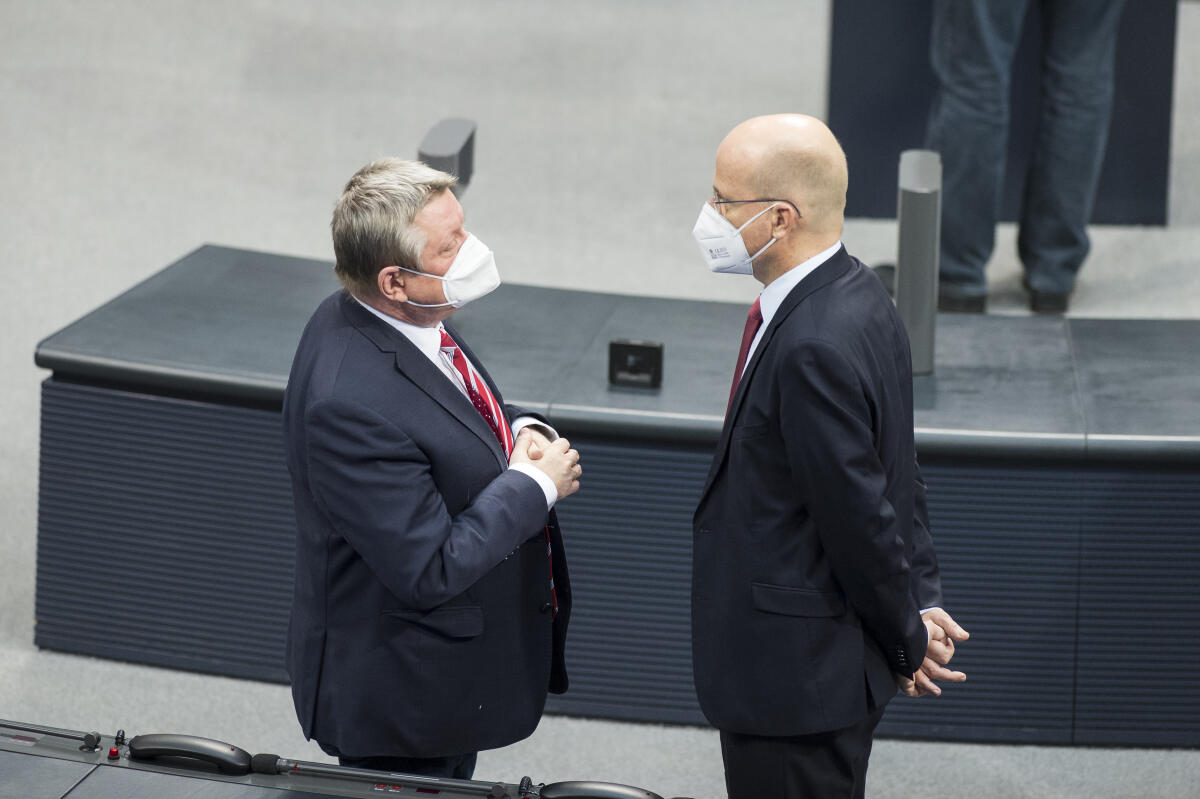 Bundestagssitzung mit dem TOP1 zu Corona-Maßnahmen (epidemische Lage) - vor Beginn der Sitzung: Hermann Gröhe (l), CDU/CSU, MdB, und Ralph Brinkhaus (r), Vorsitzender der CDU/CSU-Bundestagsfraktion, MdB, unterhalten sich mit Maske. Gröhe, Hermann; Brinkhaus, Ralph Bundestagssitzung mit dem TOP1 zu Corona-Maßnahmen (epidemische Lage) - vor Beginn der Sitzung: Hermann Gröhe (l), CDU/CSU, MdB, und Ralph Brinkhaus (r), Vorsitzender der CDU/CSU-Bundestagsfraktion, MdB, unterhalten sich mit Maske.