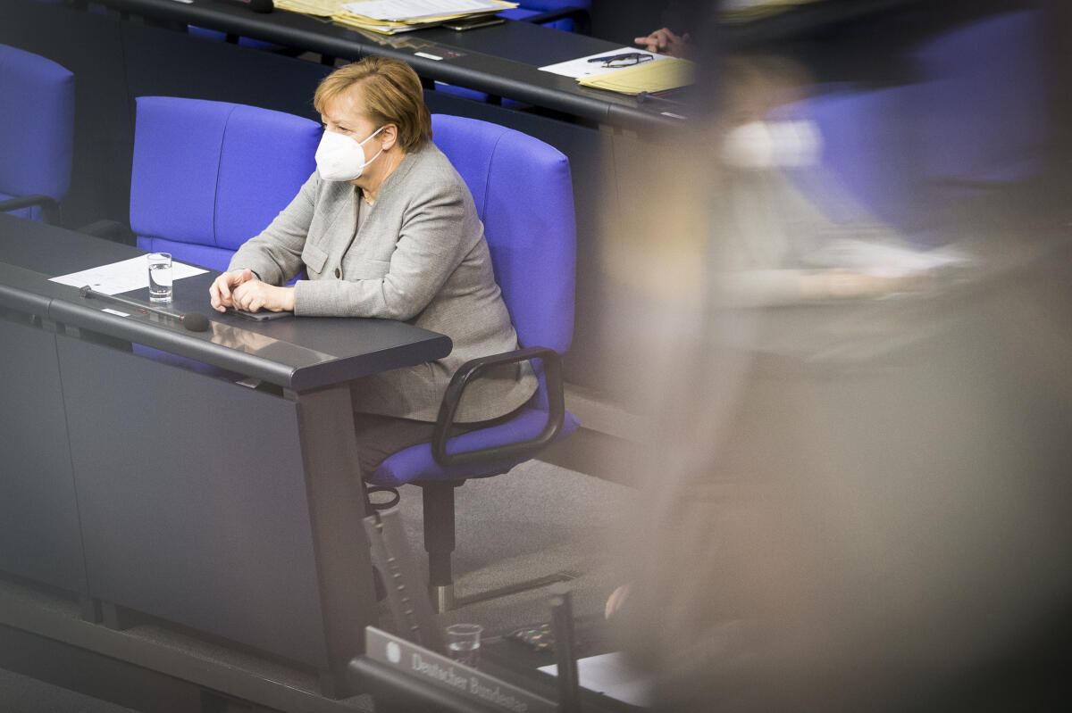 Bundestagssitzung mit dem TOP1 zu Corona-Maßnahmen (epidemische Lage) - vor Beginn der Sitzung: Bundeskanzlerin Angela Merkel (r), CDU/CSU, MdB, sitzt mit Maske auf der Regierungsbank. Merkel, Angela Bundestagssitzung mit dem TOP1 zu Corona-Maßnahmen (epidemische Lage) - vor Beginn der Sitzung: Bundeskanzlerin Angela Merkel (r), CDU/CSU, MdB, sitzt mit Maske auf der Regierungsbank.
