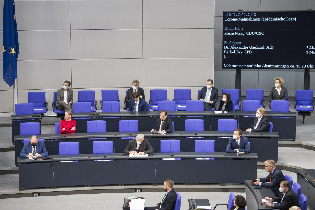  Bundestagssitzung mit dem TOP1 zu Corona-Maßnahmen (epidemische Lage) - Blick auf die Bundesratsbank: (1. Reihe vlnr) Präsident des deutschen Bundesrates und Ministerpräsident von Sachsen-Anhalt, Reiner Haseloff, CDU/CSU, Ministerpräsident von Hessen, Volker Bouffier, CDU/CSU, Ministerpräsident des Saarlandes, Tobias Hans, CDU/CSU, sowie Vertreter der Länder sitzen auf der Bundesratsbank mit Maske.