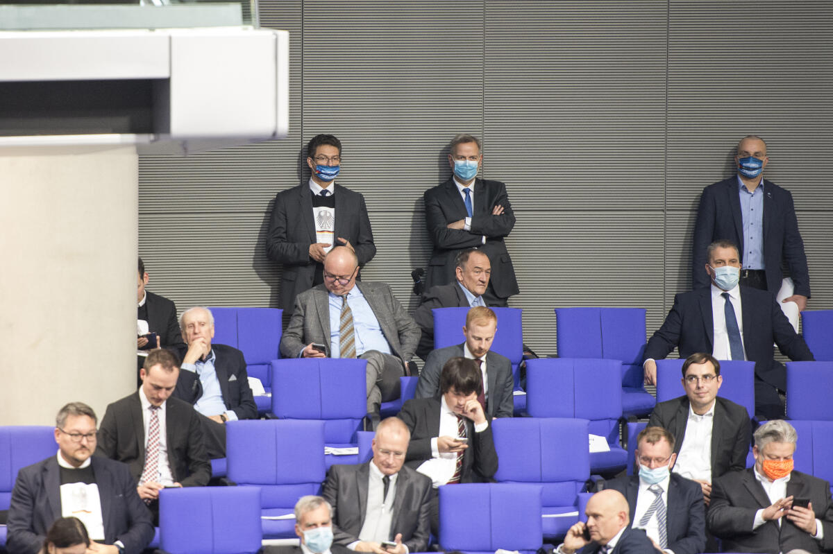 Bundestagssitzung mit dem TOP1 zu Corona-Maßnahmen (epidemische Lage) - Abgeordnete der AfD-Fraktion im Plenum - einer von ihnen mit einem Grundgesetz-Protestschild gegen die Corona-Maßnahmen unter dem Jacket. Bundestagssitzung mit dem TOP1 zu Corona-Maßnahmen (epidemische Lage) - Abgeordnete der AfD-Fraktion im Plenum - einer von ihnen mit einem Grundgesetz-Protestschild gegen die Corona-Maßnahmen unter dem Jacket.