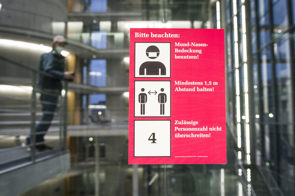 Hinweisschild zu den aktuellen Covid-19-Pandemie-Maßnahmen im Paul-Löbe-Haus. Hinweisschild zu den aktuellen Covid-19-Pandemie-Maßnahmen im Paul-Löbe-Haus.