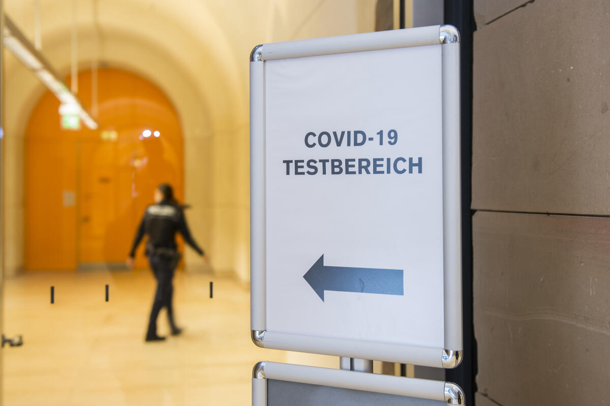 Hinweisschild für den Covid-19 Testbereich im Reichstagsgebäude. Hinweisschild für den Covid-19 Testbereich im Reichstagsgebäude.