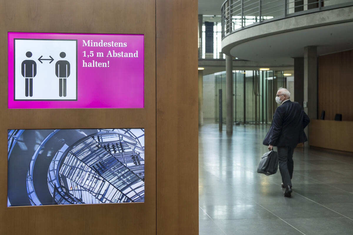 Hinweistafel zur Abstandsregelung aufgrund der Covid-19-Pandemie im Paul-Löbe-Haus. Hinweistafel zur Abstandsregelung aufgrund der Covid-19-Pandemie im Paul-Löbe-Haus.
