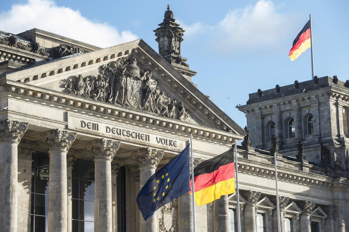 Flaggen wehen vor dem Reichstagsgebäude, Außenansicht Westfront.