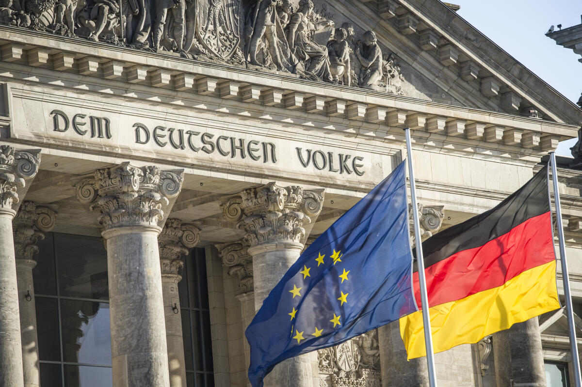  Flaggen wehen vor dem Reichstagsgebäude, Außenansicht Westfront.