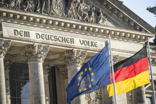  Beschreibung: Flaggen wehen vor dem Reichstagsgebäude, Außenansicht Westfront.
Fotograf/in: Simone M. Neumann