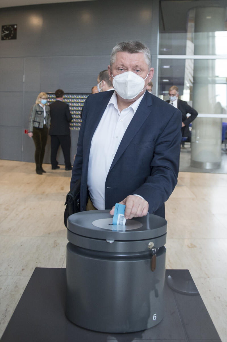 Namentliche Abstimmung über das Abgeordnetengesetz (Wahlgesetz) - Stimmabgabe der Abgeordneten in der Westlobby mit Gesichtsmaske: Hermann Gröhe, CDU/CSU, MdB. Gröhe, Hermann Namentliche Abstimmung über das Abgeordnetengesetz (Wahlgesetz) - Stimmabgabe der Abgeordneten in der Westlobby mit Gesichtsmaske: Hermann Gröhe, CDU/CSU, MdB.