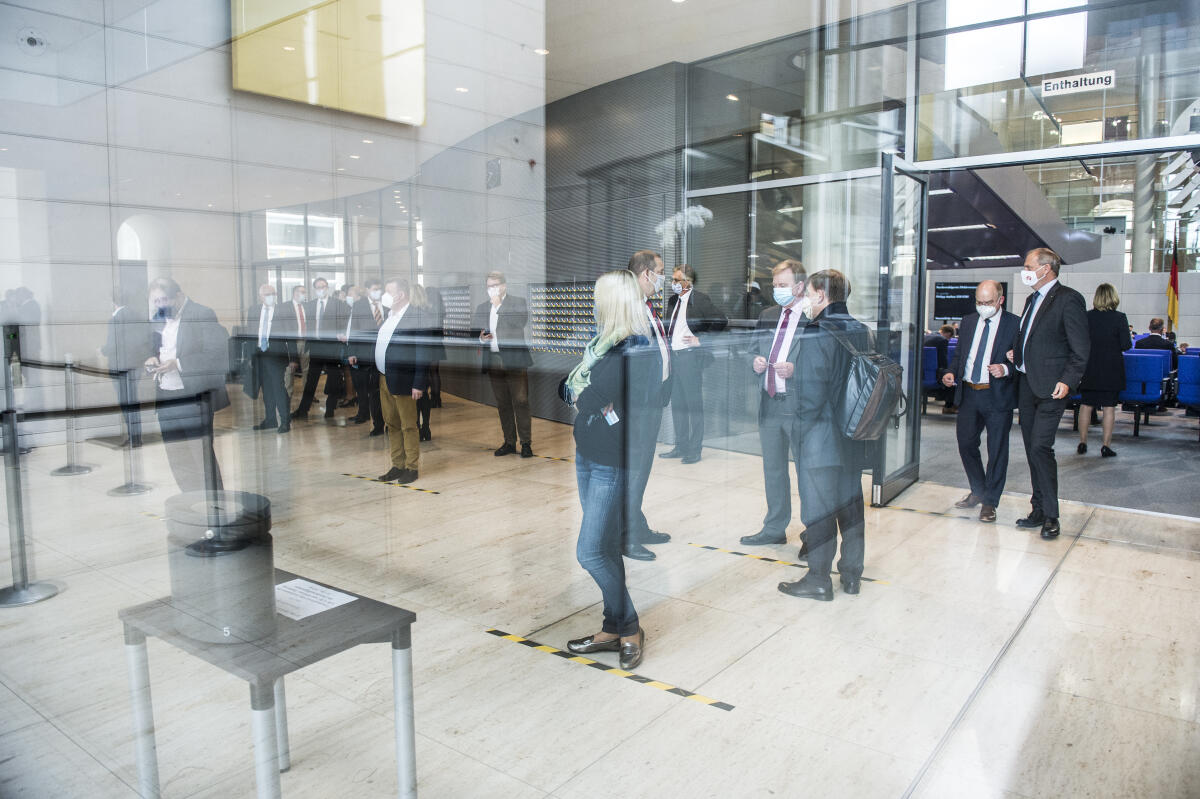 Namentliche Abstimmung über das Abgeordnetengesetz (Wahlgesetz) - Stimmabgabe der Abgeordneten in der Westlobby mit Gesichtsmaske und Abstand. Namentliche Abstimmung über das Abgeordnetengesetz (Wahlgesetz) - Stimmabgabe der Abgeordneten in der Westlobby mit Gesichtsmaske und Abstand.