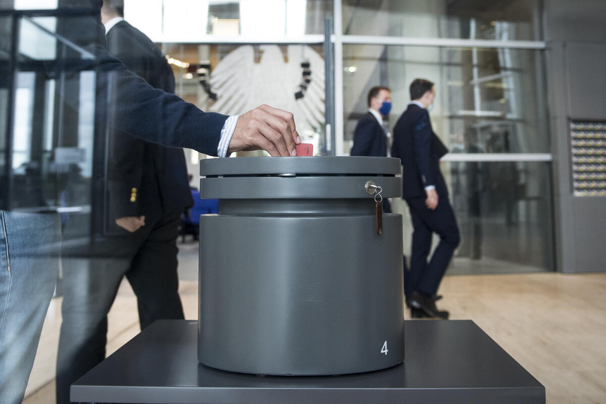 Namentliche Abstimmung über das Abgeordnetengesetz (Wahlgesetz) - Stimmabgabe der Abgeordneten in der Westlobby mit Gesichtsmaske; Wahlurne. Namentliche Abstimmung über das Abgeordnetengesetz (Wahlgesetz) - Stimmabgabe der Abgeordneten in der Westlobby mit Gesichtsmaske; Wahlurne.
