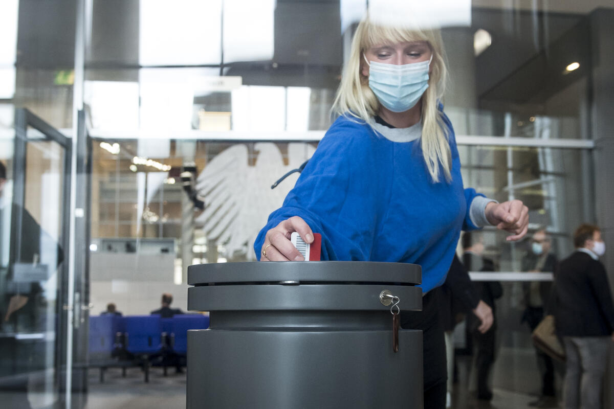 Namentliche Abstimmung über das Abgeordnetengesetz (Wahlgesetz) - Stimmabgabe der Abgeordneten in der Westlobby mit Gesichtsmaske: Luise Amtsberg, Bündnis 90/Die Grünen, MdB. Amtsberg, Luise Namentliche Abstimmung über das Abgeordnetengesetz (Wahlgesetz) - Stimmabgabe der Abgeordneten in der Westlobby mit Gesichtsmaske: Luise Amtsberg, Bündnis 90/Die Grünen, MdB.