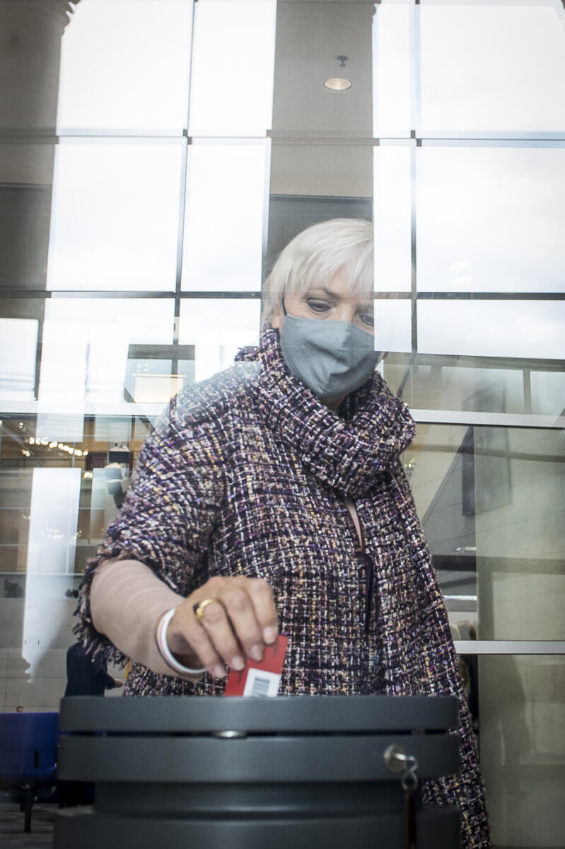 Namentliche Abstimmung über das Abgeordnetengesetz (Wahlgesetz) - Stimmabgabe der Abgeordneten in der Westlobby mit Gesichtsmaske: Bundestagsvizepräsidentin Claudia Roth, Bündnis 90/Die Grünen, MdB. Roth, Claudia Namentliche Abstimmung über das Abgeordnetengesetz (Wahlgesetz) - Stimmabgabe der Abgeordneten in der Westlobby mit Gesichtsmaske: Bundestagsvizepräsidentin Claudia Roth, Bündnis 90/Die Grünen, MdB.