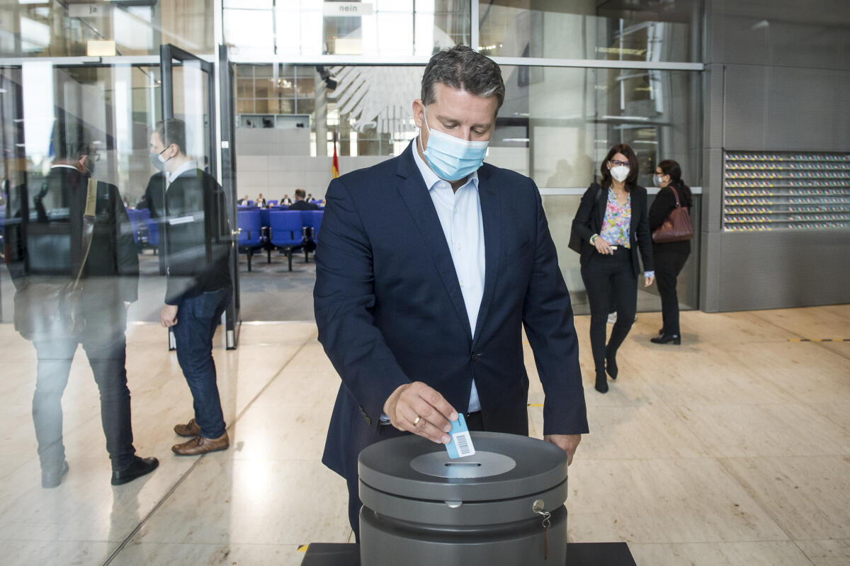 Namentliche Abstimmung über das Abgeordnetengesetz (Wahlgesetz) - Stimmabgabe der Abgeordneten in der Westlobby mit Gesichtsmaske. Namentliche Abstimmung über das Abgeordnetengesetz (Wahlgesetz) - Stimmabgabe der Abgeordneten in der Westlobby mit Gesichtsmaske.