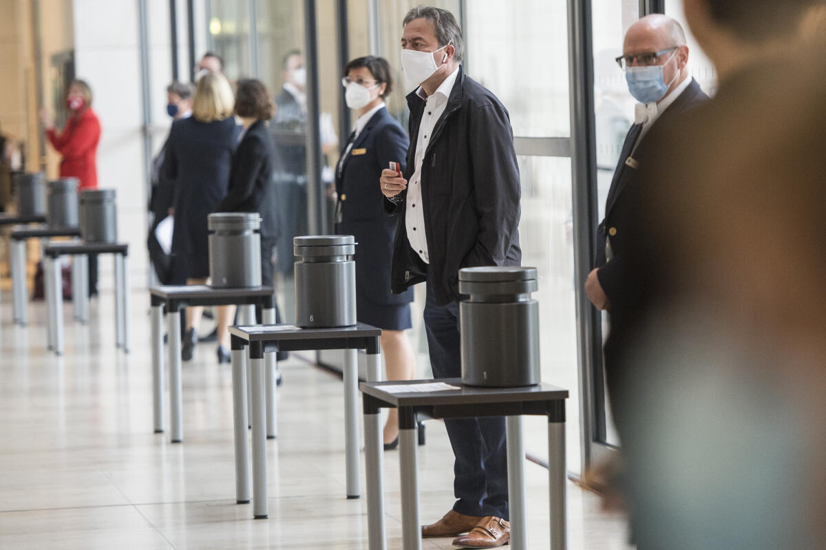 Namentliche Abstimmung über das Abgeordnetengesetz (Wahlgesetz) - Stimmabgabe der Abgeordneten in der Westlobby mit Gesichtsmaske; Saaldiener hinter den Wahlurnen. Namentliche Abstimmung über das Abgeordnetengesetz (Wahlgesetz) - Stimmabgabe der Abgeordneten in der Westlobby mit Gesichtsmaske; Saaldiener hinter den Wahlurnen.
