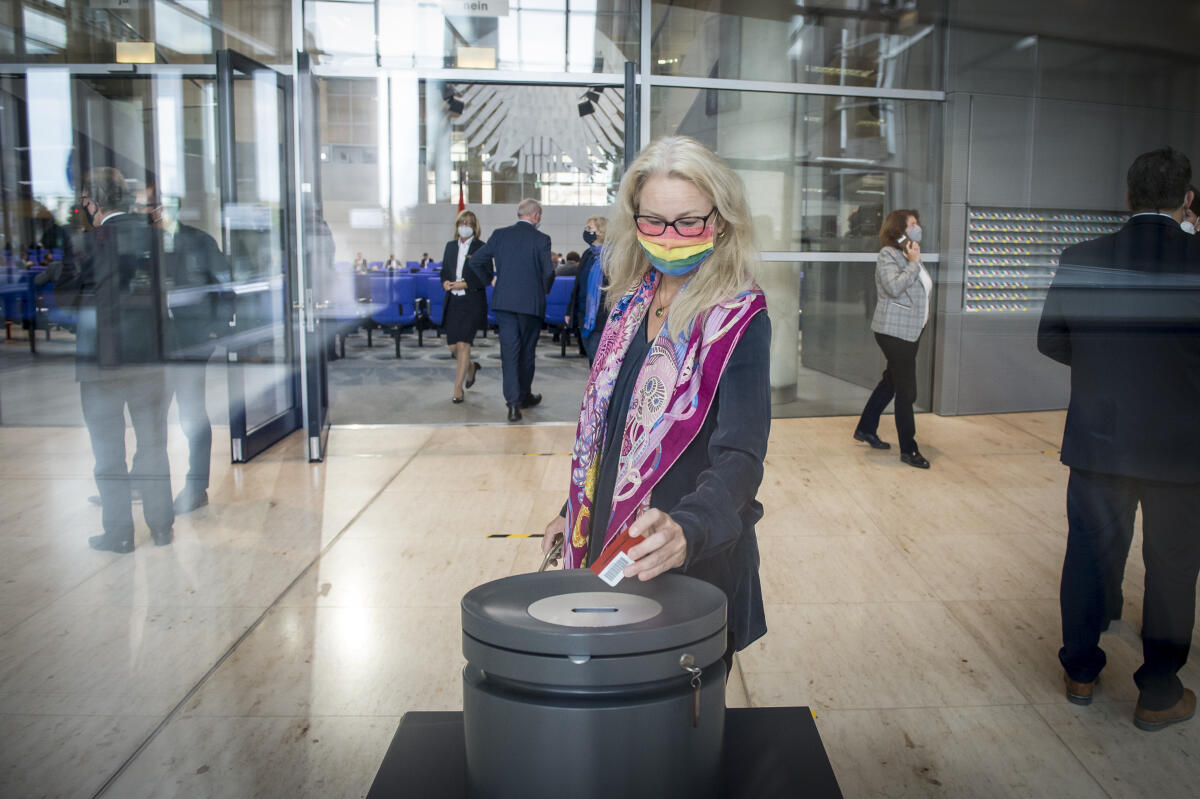 Namentliche Abstimmung über das Abgeordnetengesetz (Wahlgesetz) - Stimmabgabe der Abgeordneten in der Westlobby mit Gesichtsmaske. Namentliche Abstimmung über das Abgeordnetengesetz (Wahlgesetz) - Stimmabgabe der Abgeordneten in der Westlobby mit Gesichtsmaske.