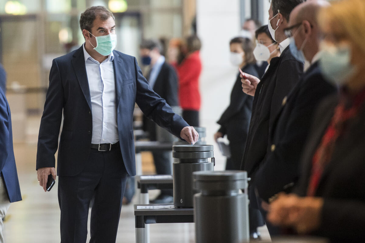 Namentliche Abstimmung über das Abgeordnetengesetz (Wahlgesetz) - Stimmabgabe der Abgeordneten in der Westlobby mit Gesichtsmaske. Namentliche Abstimmung über das Abgeordnetengesetz (Wahlgesetz) - Stimmabgabe der Abgeordneten in der Westlobby mit Gesichtsmaske.