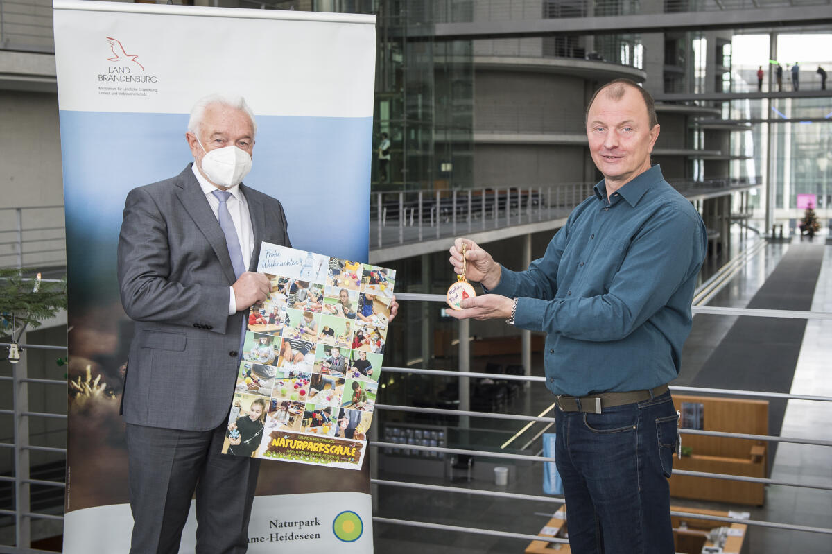 Übergabe des Weihnachtsbaums aus dem Naturpark Dahme-Heideseen an Vizepräsident Wolfgang Kubicki: Gunnar Heyne (r), Leiter des Naturparks Dahme-Heideseen übergibt Vizepräsident Wolfgang Kubicki (l), MdB, FDP, ein Poster und Baumschmuck im Paul-Löbe-Haus. Kubicki, Wolfgang Übergabe des Weihnachtsbaums aus dem Naturpark Dahme-Heideseen an Vizepräsident Wolfgang Kubicki: Gunnar Heyne (r), Leiter des Naturparks Dahme-Heideseen übergibt Vizepräsident Wolfgang Kubicki (l), MdB, FDP, ein Poster und Baumschmuck im Paul-Löbe-Haus.
