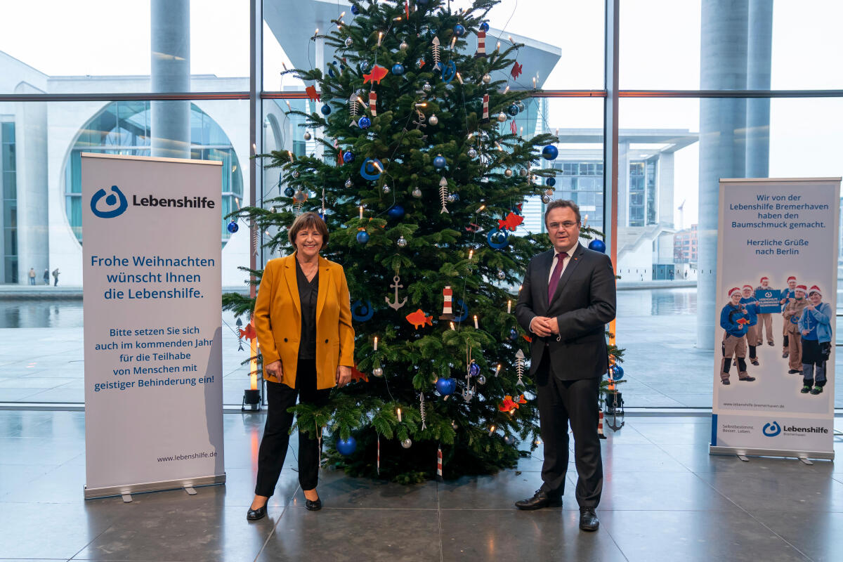 Die Vorsitzende der Bundesvereinigung Lebenshilfe, die SPD-Bundestagsabgeordnete Ulla Schmidt, mit Bundestagsvizepräsident Hans-Peter Friedrich und dem von der Lebenshilfe übergebenen Weihnachtsbaum im Paul-Löbe-Haus des Bundestages Schmidt, Ulla; Friedrich, Hans-Peter Die Vorsitzende der Bundesvereinigung Lebenshilfe, die SPD-Bundestagsabgeordnete Ulla Schmidt, mit Bundestagsvizepräsident Hans-Peter Friedrich und dem von der Lebenshilfe übergebenen Weihnachtsbaum im Paul-Löbe-Haus des Bundestages