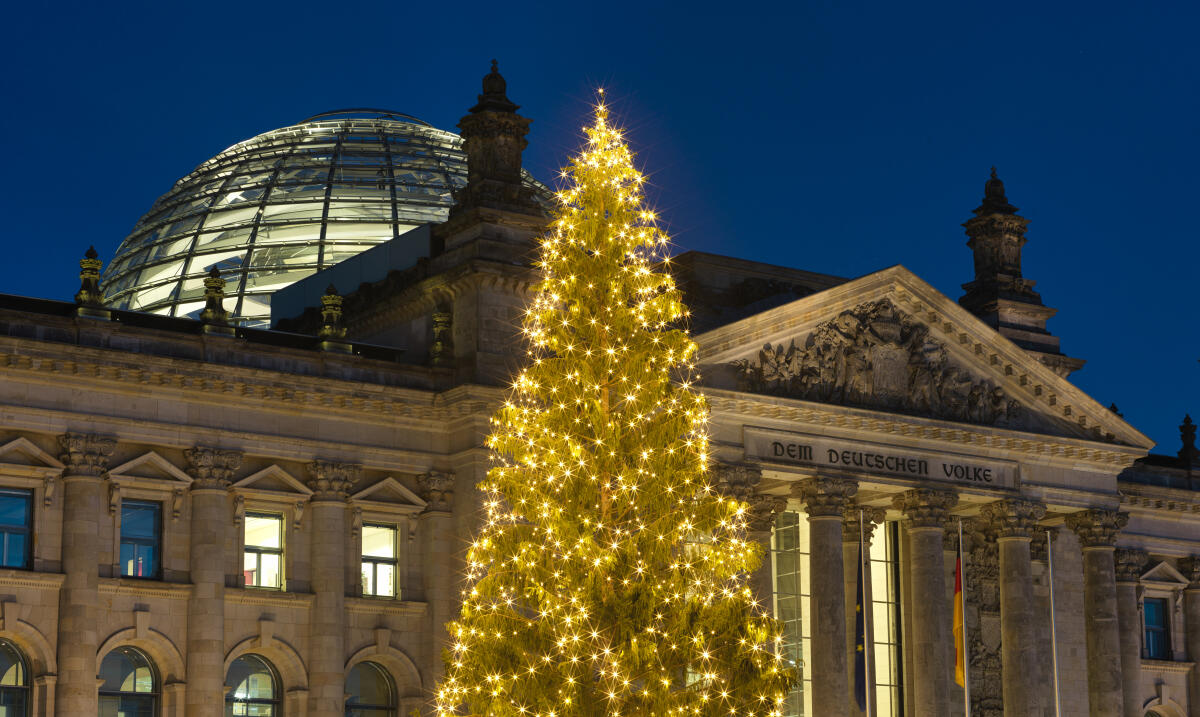 Weihnachtsbaum vor dem Reichstag. Weihnachtsbaum vor dem Reichstag.