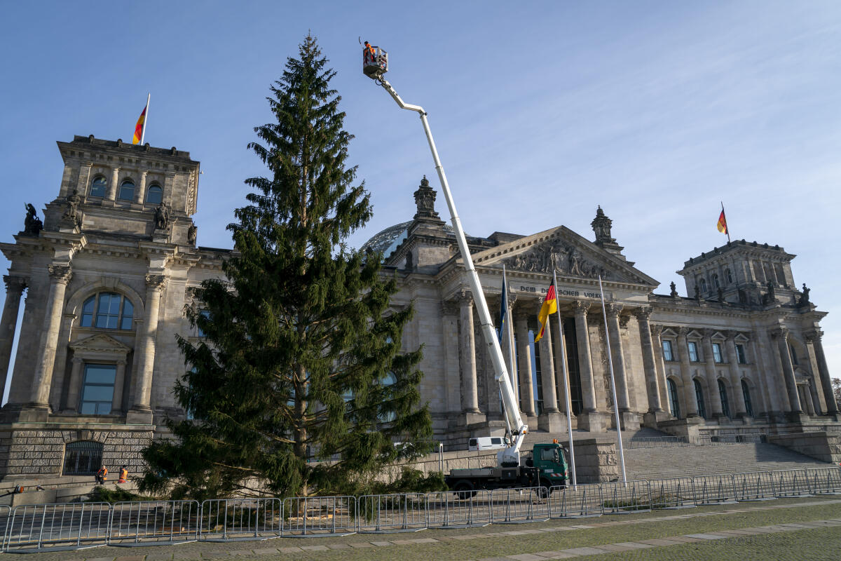 Aufbau des Weihnachtsbaumes vor dem Reichstag. Aufbau des Weihnachtsbaumes vor dem Reichstag.