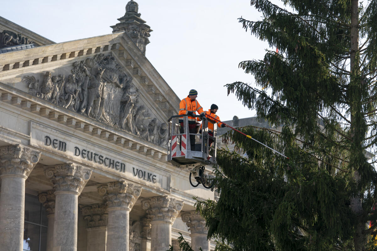 Aufbau des Weihnachtsbaumes vor dem Reichstag. Aufbau des Weihnachtsbaumes vor dem Reichstag.