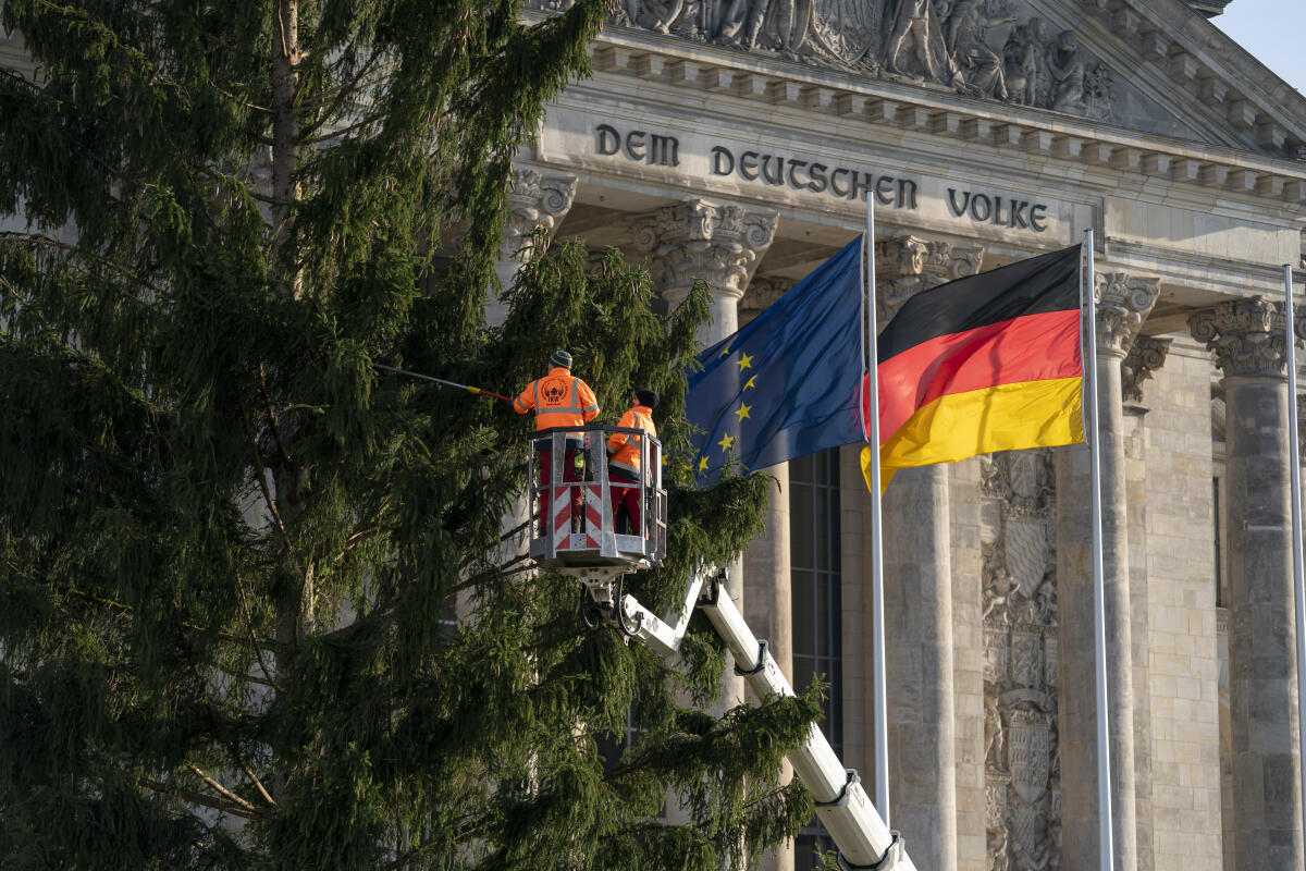 Aufbau des Weihnachtsbaumes vor dem Reichstag. Aufbau des Weihnachtsbaumes vor dem Reichstag.