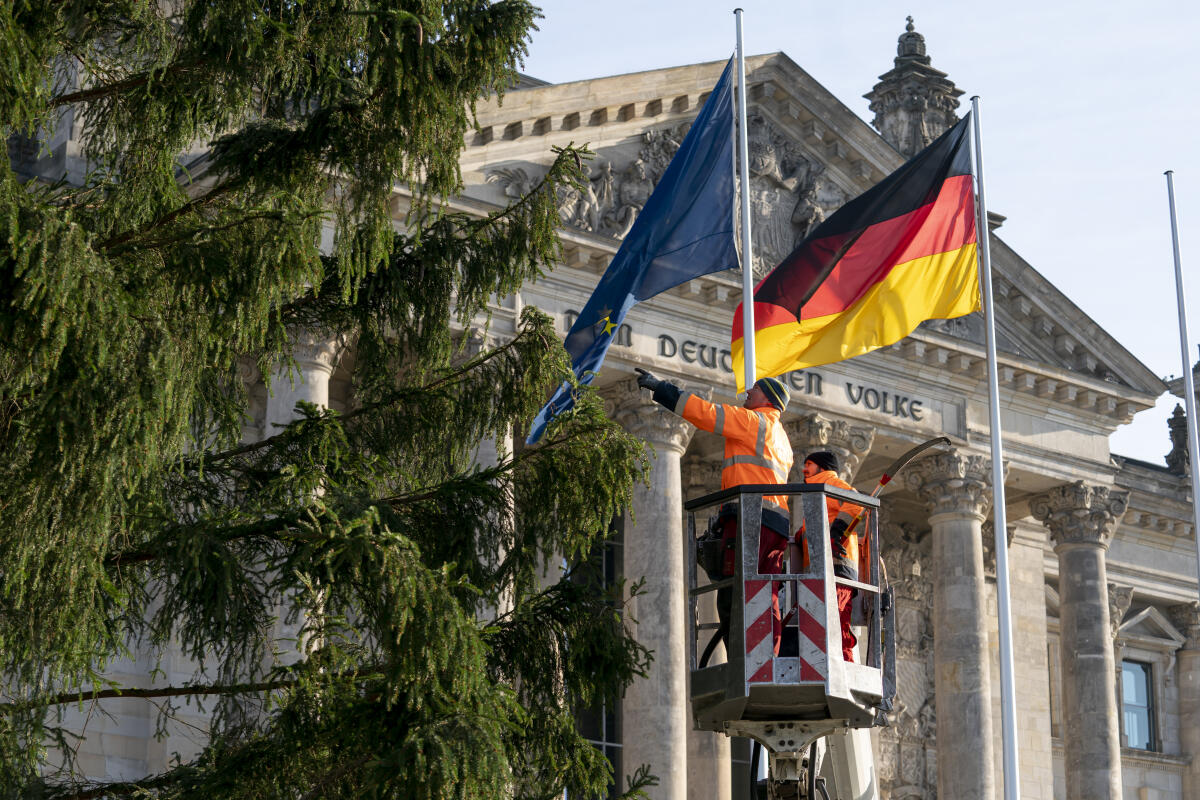 Aufbau des Weihnachtsbaumes vor dem Reichstag. Aufbau des Weihnachtsbaumes vor dem Reichstag.